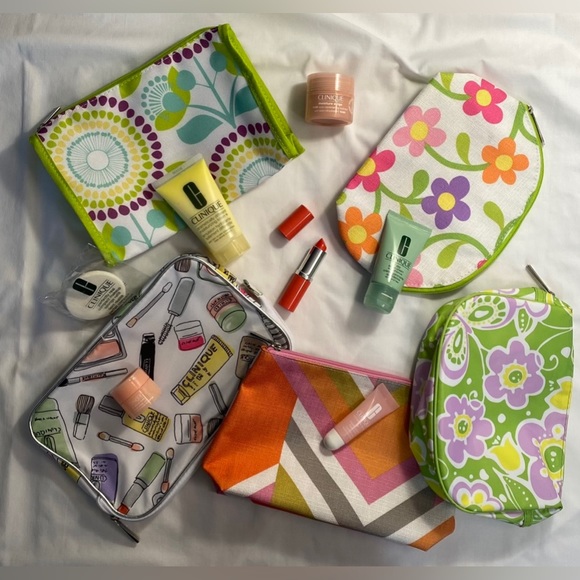 Clinique 5 bags with beauty products - Picture 2 of 15